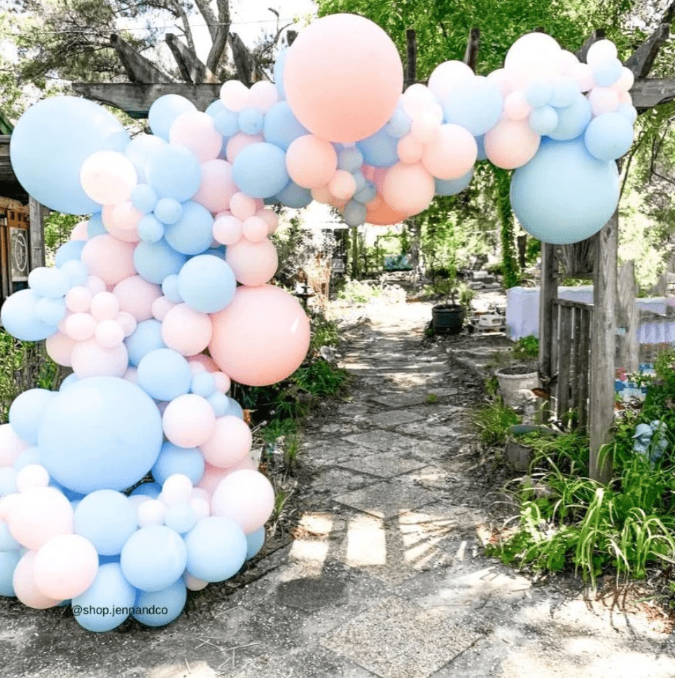 Jenn & Co. Balloons Deluxe Balloon Garland (Full Service)